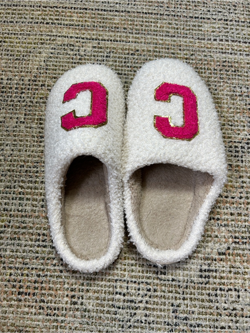 Cozy White Women's Bouclé Slippers with Pink Accent